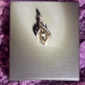 Kay Jewelry Elegant 14ct. White and Gold Pendant moving diamond.